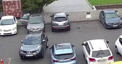 Неопытная автомобилистка пыталась припарковаться, но столкнула чужой автомобиль с лестницы - porosenka.net - Одесса