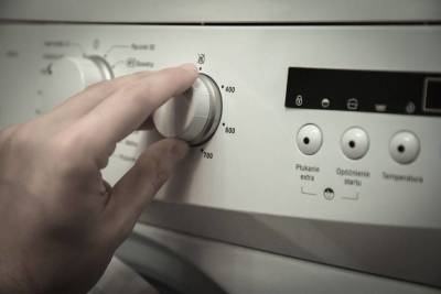 Для чего знающие хозяйки кладут мочалки в стиральную машинку: бытовая хитрость - lifehelper.one