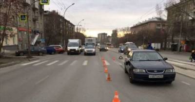 На пешеходном переходе в Новосибирске автомобиль сбил маму с дочкой (1 фото + 1 видео) - chert-poberi.ru - Новосибирск