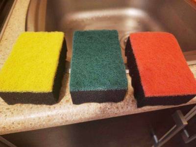 Почему губки для мытья посуды разных цветов и как их правильно использовать - lifehelper.one