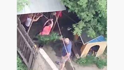 Порка связанных россиянок крапивой во дворе частного дома попала на видео - milayaya.ru - Томск