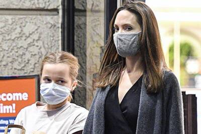 Анджелина Джоли - Angelina Jolie - Анджелина Джоли с дочерью Вивьен на шопинге в Голливуде: новые фото - spletnik.ru