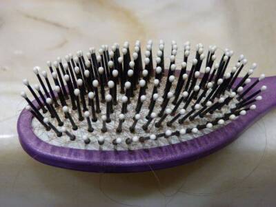 Как очистить расческу от волос за несколько секунд: понадобится простой столовый прибор - lifehelper.one