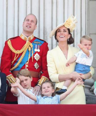 Кейт Миддлтон - принц Уильям - принц Луи - принцесса Шарлотта - Редкое фото: Кейт Миддлтон и принц Уильям опубликовали рождественскую открытку с детьми - elle.ru - Англия