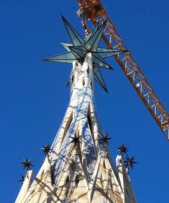 На соборе Sagrada Família в Барселоне зажгли новую звезду - elle.ru - Испания