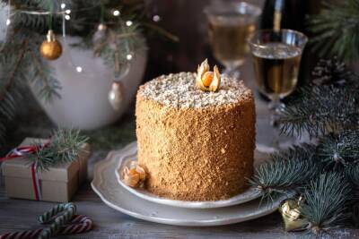 Медовик, чизкейк и торт «Птичка»: что подать на десерт к новогоднему столу - eva.ru