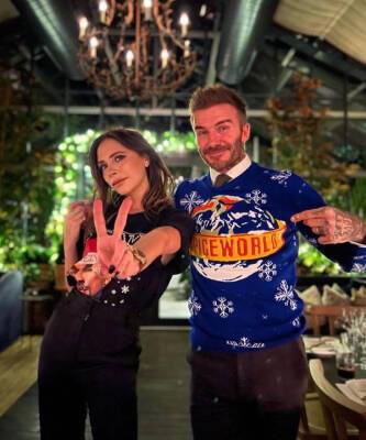 Виктория Бекхэм - Дэвид Бекхэм - Дэвид и Виктория Бекхэм выглядят стильно даже в «уродливых» рождественских свитерах - elle.ru