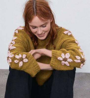 Украшаем лицевую гладь: вышивка по вязаной вещи. Интересные модели от мировых брендов - milayaya.ru