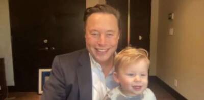 Клэр Буш - Илон Маск показал во время виртуальной видеоконференции младшего сына с необычным именем - chert-poberi.ru