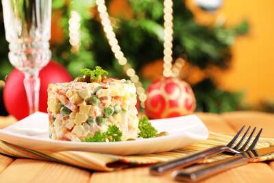 Бюджетный Новый год: накрываем праздничный стол из пяти блюд на 1500 рублей - eva.ru