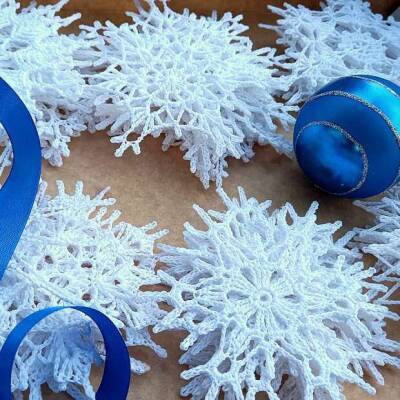 Пора готовиться к Новому году! Вяжем нарядные снежинки крючком - milayaya.ru