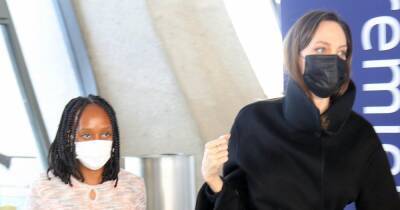 Анджелина Джоли - Salvatore Ferragamo - Стильно одетую Анджелину Джоли засняли в аэропорту с ее дочкой - 7days.ru - Вашингтон - Лос-Анджелес