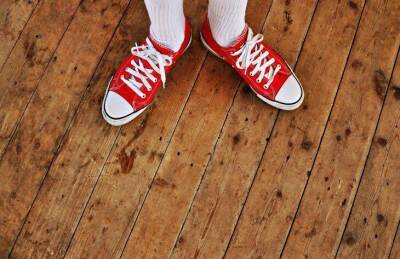 Зачем при уборке надевать носки на домашние тапочки: подвоха нет – это крутой лайфхак - lifehelper.one