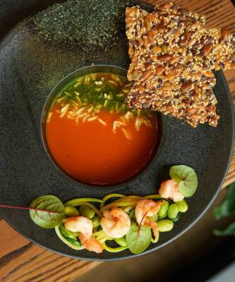 Рецепт дня: согревающий рыбный крем-суп с креветками - elle.ru