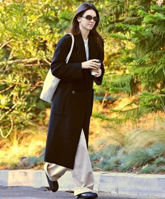 Кендалл Дженнер - Модная шпаргалка: Кендалл Дженнер напоминает, как выглядит базовое черное пальто - elle.ru