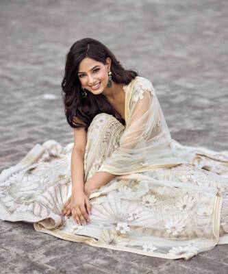 Одна из самых красивых женщин в истории — «Мисс Вселенная 2021» подтверждает титул в прозрачном сари с ромашками - elle.ru - Индия