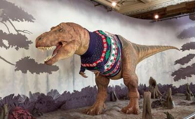 Фото дня: Тираннозавр в рождественском свитере - flytothesky.ru - Лондон - Англия