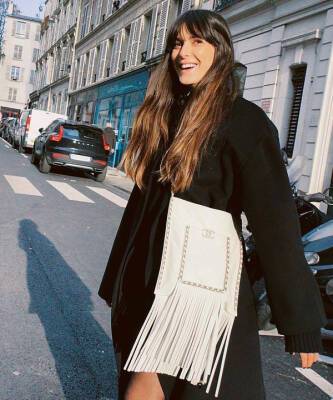 Джейн Биркин - Лея Сфез советует купить сумку в стиле бохо, чтобы носить в 2022 году. Самая модная покупка для тех, кто хочет одеваться, как француженки - elle.ru