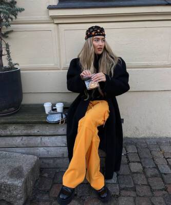 Эмили Синдлев - С чем сочетать яркие джинсы зимой? Совет стилиста из Дании - elle.ru - Дания