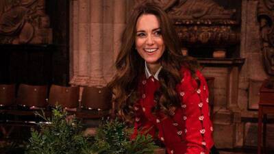 принцесса Диана - Кейт Миддлтон - принц Уильям - Кейт Миддлтон в свитере как у принцессы Дианы украсила аббатство к Рождеству - wmj.ru