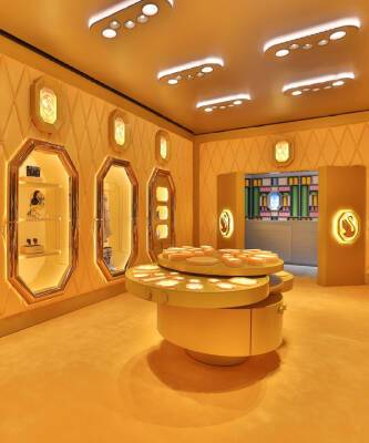 Джованна Энгельберт - Как выглядит ювелирный бутик будущего? Посмотрите на первый флагман Swarovski в Шанхае - elle.ru - Китай - Шанхай
