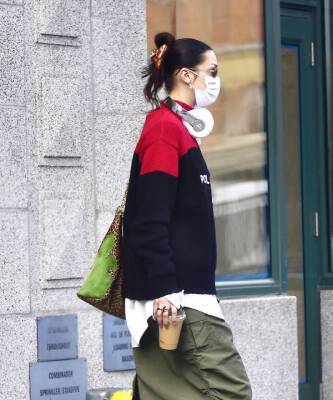 Белла Хадид - Китайская заколка, леопардовая сумка, юбка-карго, свитшот из 90-х: посмотрите, как Белла Хадид балансирует на пике моды и антитрендов - elle.ru