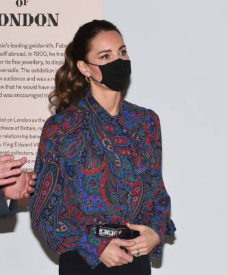 Кейт Миддлтон - Ralph Lauren - Блуза за 180 долларов, которая очаровала всех: Кейт Миддлтон возвращает моду на принт пейсли и показывает, как его носить - elle.ru