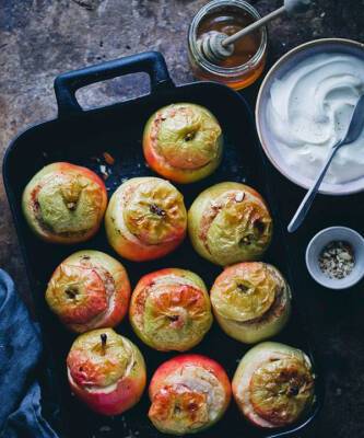 Самый вкусный рецепт запеченных яблок — с лавандой и орехами - elle.ru