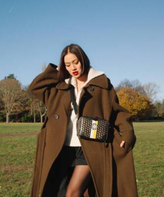 Тиффани Хсу - Объемное пальто шоколадного цвета — отличное вложение в базовый гардероб: доказывает Тиффани Хсу - elle.ru