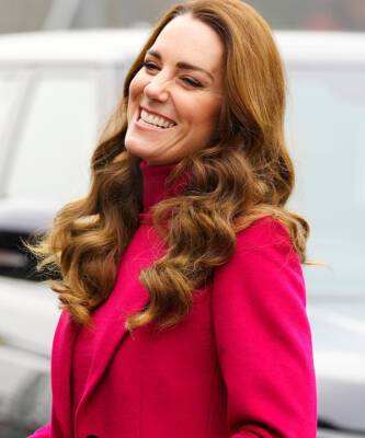 Кейт Миддлтон - принц Уильям - Счастливая улыбка и смех: Кейт Миддлтон в пальто Hobbs оттенка морозной розы посетила школу - elle.ru - Лондон