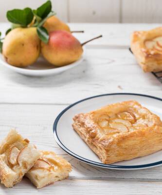 Ароматные слойки с яблоком и грушей — очень простой рецепт, который стоит взять на заметку - elle.ru