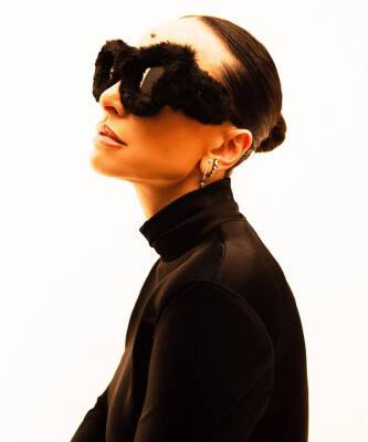 Ким Кардашьян - Крупным планом: солнечные очки Balenciaga в меховой оправе - elle.ru - Бразилия