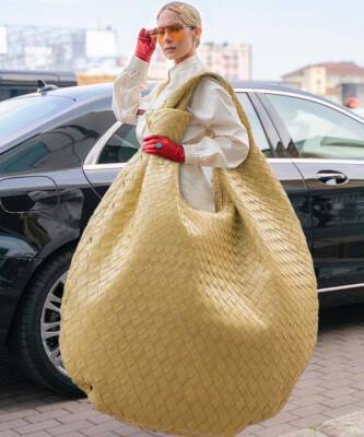 10 больших сумок на осень, в которые поместится все — от ноутбука до запасной пары обуви - elle.ru