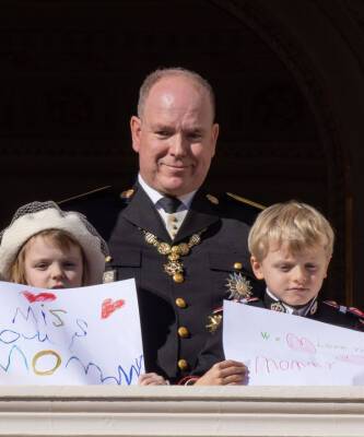 принц Альбер - Разрыв сердца: дети княгини Шарлен передали ей свои послания на нарисованных плакатах во время приветствия толпы - elle.ru - Монако - Княжество Монако