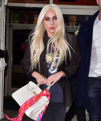 Леди Гага - Hermes - Рваные джинсы и сумка за несколько тысяч долларов: что носит Леди Гага вне красной дорожки? - elle.ru
