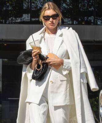 Эльза Хоск - Идеальный белый костюм + классическое пальто — именно так выглядит осенний аутфит для особых случаев - elle.ru