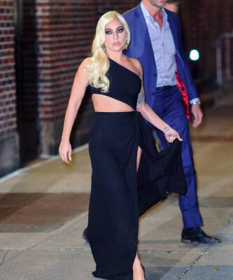 Леди Гага - Под покровом ночи Леди Гага носит черное платье с сумасшедшим разрезом до бедра - elle.ru - Нью-Йорк - Лондон