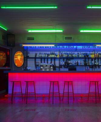 «У дяди Тэна»: яркий бар в азиатском стиле в Греции - elle.ru - Сингапур - Греция