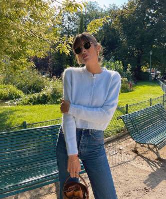 Жюли Феррери - Правильные укороченные джинсы и пушистый кардиган: Жюли Феррери учит одеваться по-французски - elle.ru