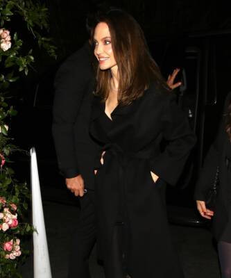 Анджелина Джоли - Счастливая и невероятно красивая Анджелина Джоли в прозрачной юбке из кружева и туфлях на платформе - elle.ru - Лос-Анджелес