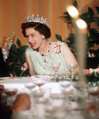 королева Елизавета II (Ii) - Очень странная процедура, которой подвергают всю еду королевы Елизаветы II - elle.ru - New York