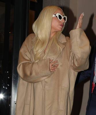 Ридли Скотт - Леди Гага - Valentino - Как выглядит пальто «от-кутюр»? Показывает Леди Гага - elle.ru - Нью-Йорк - Париж - Лондон
