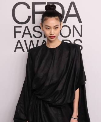 Louis Vuitton - Хо Ен Чон - В «Игре в кальмара» победила именно она: модель-актриса Хо Ен Чон — самая желанная и красивая гостья американской премии - elle.ru - Южная Корея