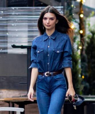 Эмили Ратаковски - Эмили Ратаковски показывает, с чем носить самые модные джинсы 2022 - elle.ru