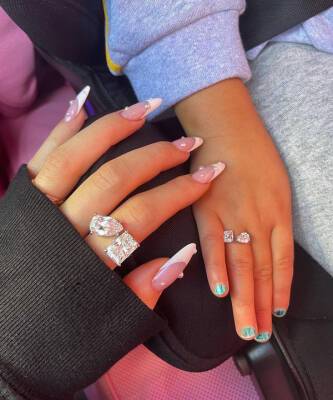 Кайли Дженнер - Скотт Трэвис - Как выглядят бриллиантовые кольца за 500 000 $: показывают Кайли Дженнер и ее 3-летняя дочь Сторми - elle.ru