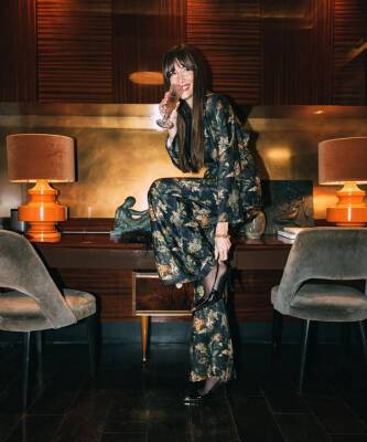 Мур-р-р, мон амур: француженка Жюли Феррери нашла для домашней новогодней вечеринки самую модную пижаму с тигром - elle.ru