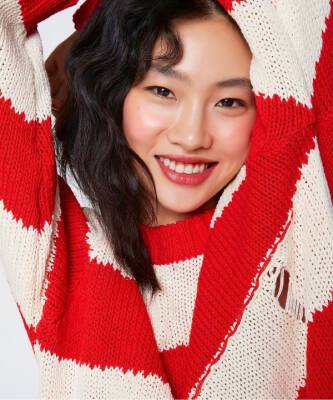 Louis Vuitton - Чон Хоен - Маленькое красное платье, которое смотрится совершенно на любой фигуре. Показывает главная актриса 2021 года - elle.ru - Сеул
