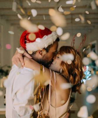 Почему в новогоднюю ночь нужно обязательно целоваться? - elle.ru - Сша