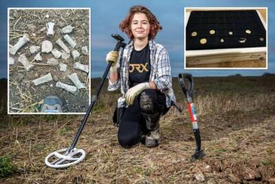 королева Елизавета - 13-летняя британка обнаружила клад из топоров бронзового века - chert-poberi.ru