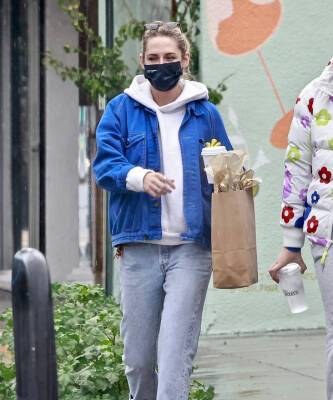 Кристен Стюарт - Кристен Стюарт в джинсовой куртке оттенка индиго, которая нужна нам всем - elle.ru